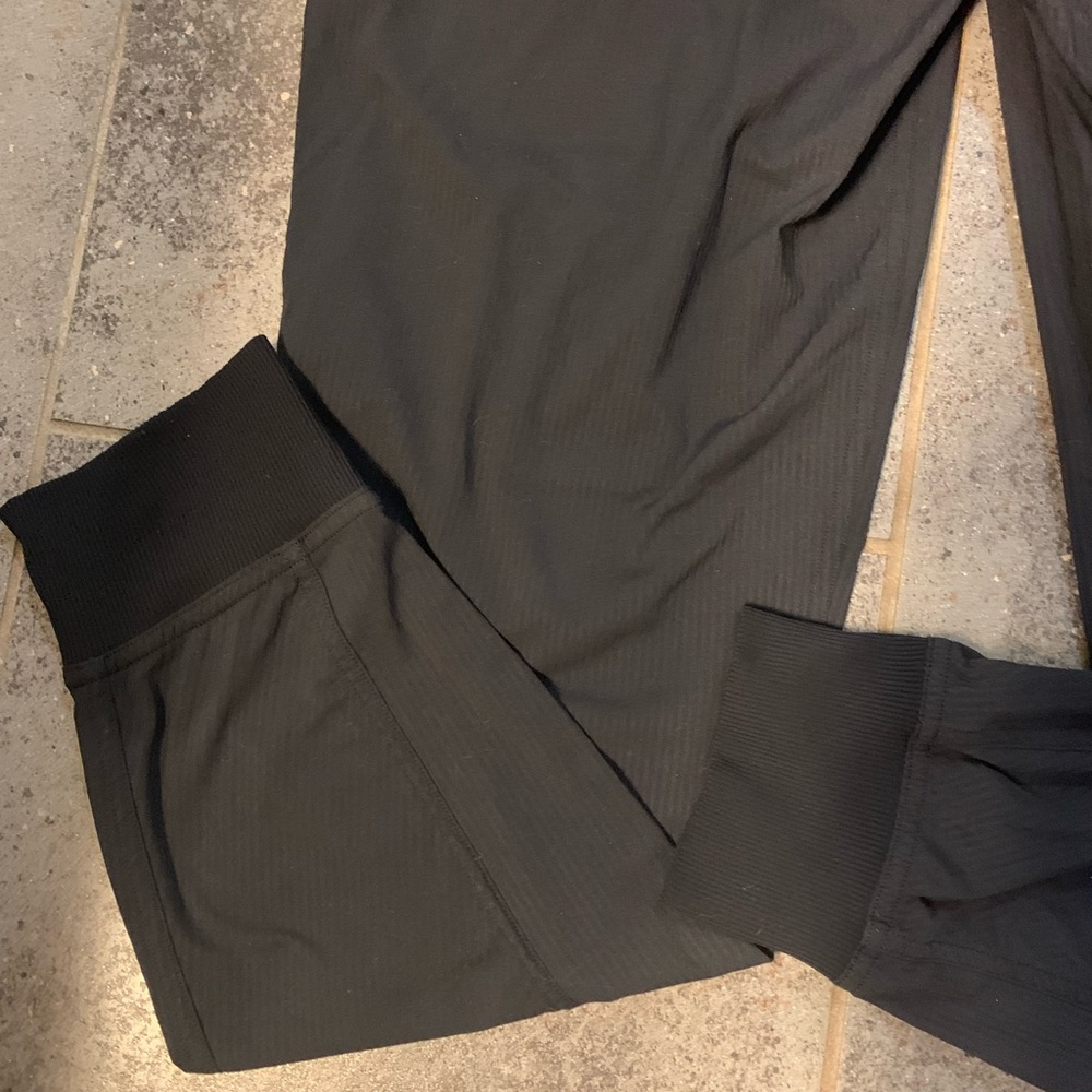 Lululemon Dance Studio Jogger
*29"
Black. Size 4. EUC - Picture 10 of 13